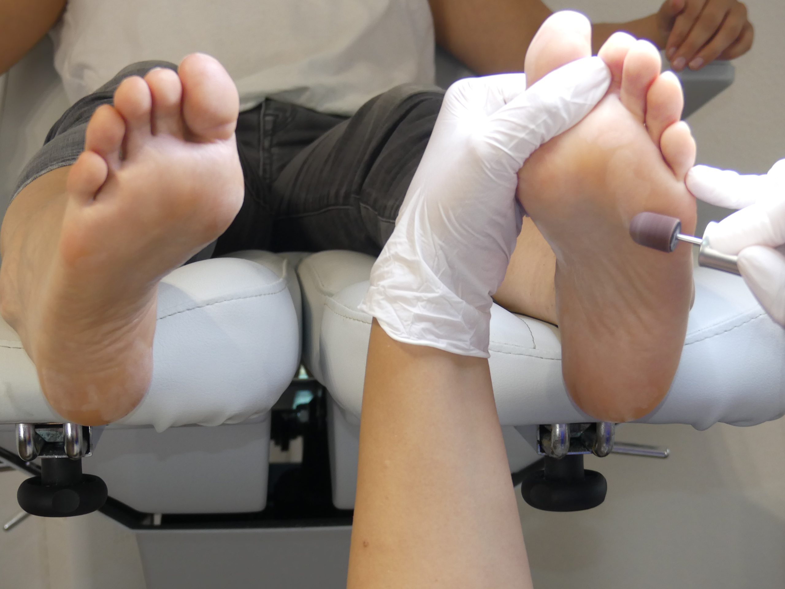 podologo pediatrico en tratamiento con pie de niño